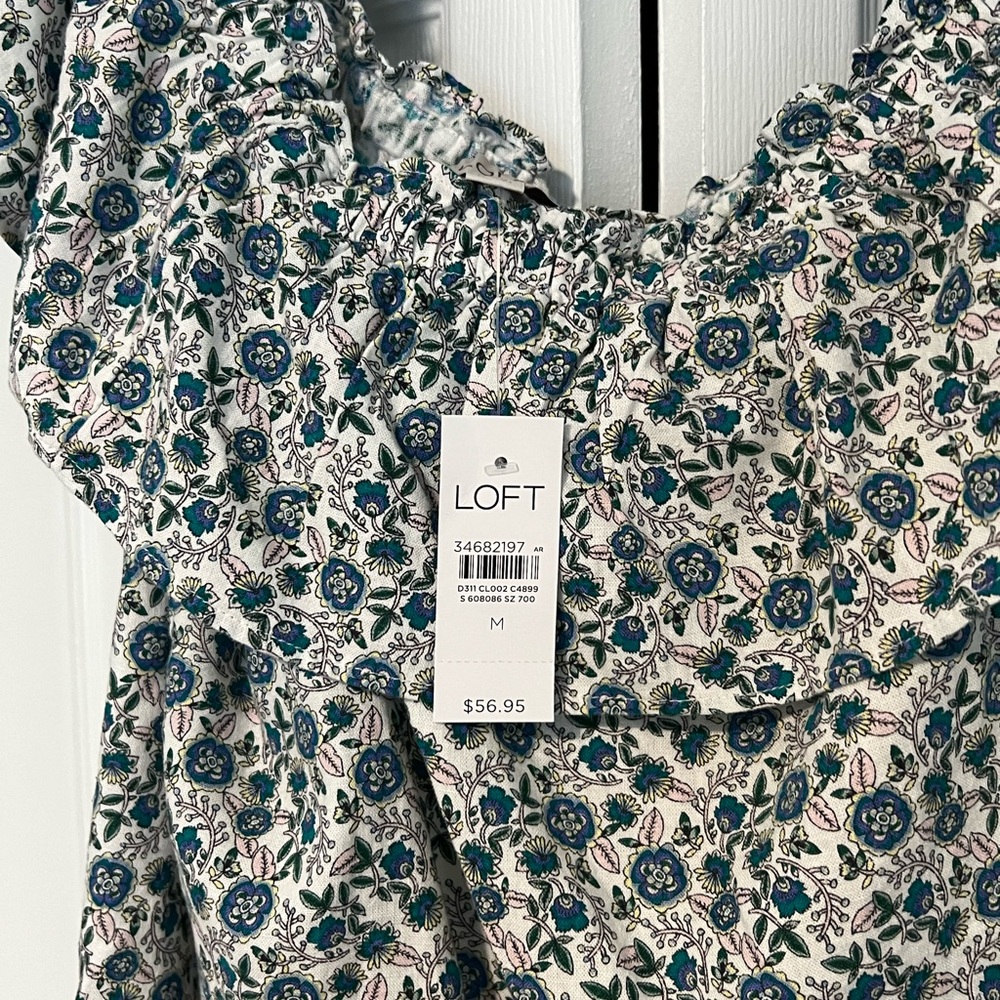 Lift ruffled collar top.